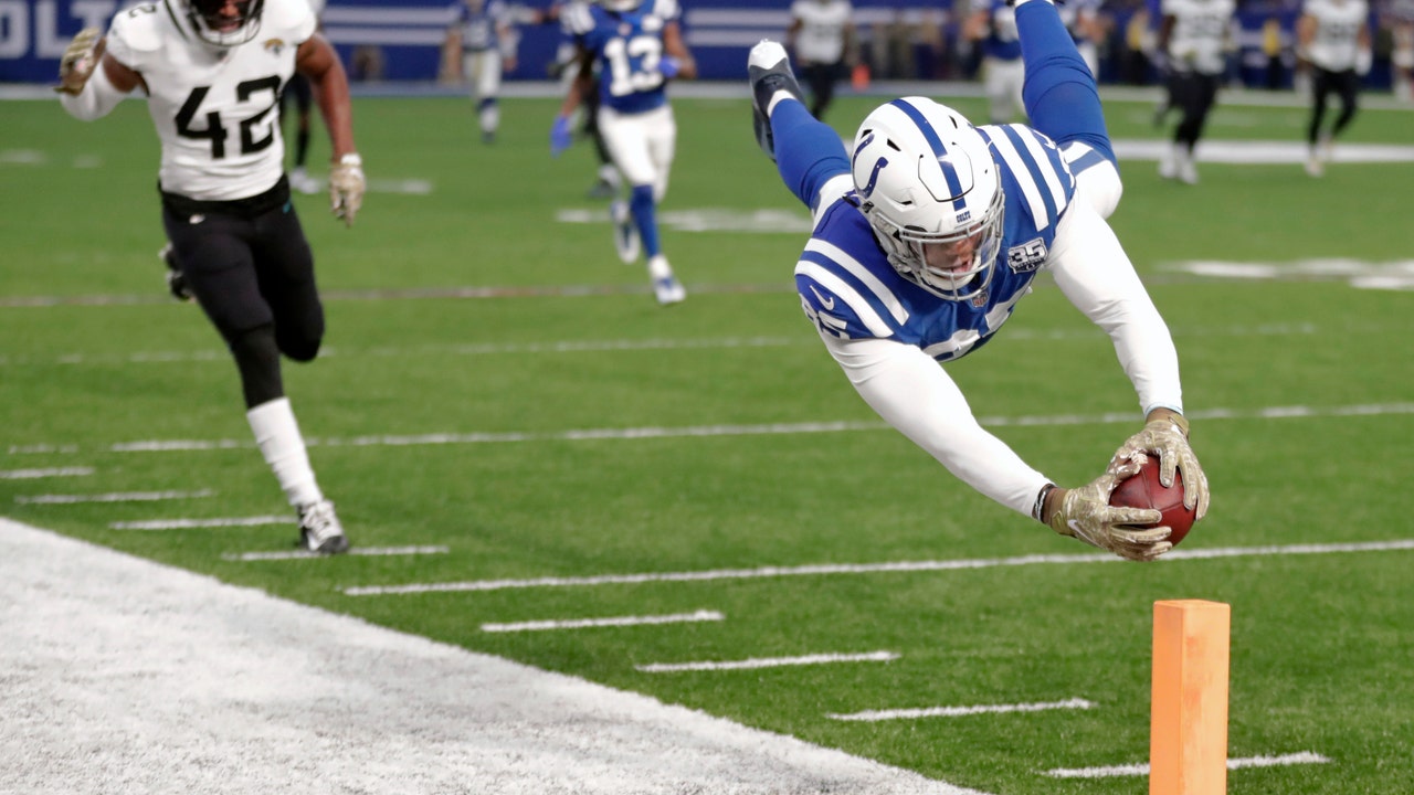 Luck, Ebron lead Colts past struggling Jaguars 29-26